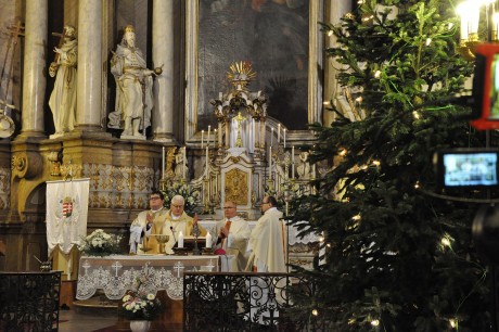 Eljött, emberré lett Isten fia - püspöki éjféli mise a Szent Imre templomban